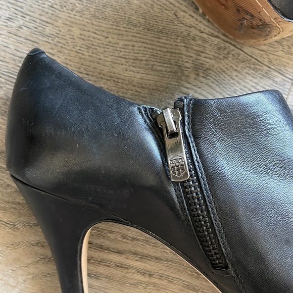 Vince Camuto Women’s Black Leather Elgin Ankle Heel Bootie, size 10 - Picture 3 of 9